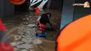 Kampung Pulo memang menjadi langganan banjir setiap tahunnya. Terlihat petugas yang sedang mengevakuasi warga dari banjir yang mencapai leher orang dewasa (Liputan6.com/Herman Zakharia).