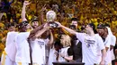 Pemain Golden State Warriors mengangkat piala usai memenangkan di Game ke 5 final wilayah barat melawan Houston Rockets di Oakland, California, (27/5/2015). Warriors menang 104-90 dan melaju ke final NBA setelah 40 tahun. (Kyle Terada-USA TODAY Sports)