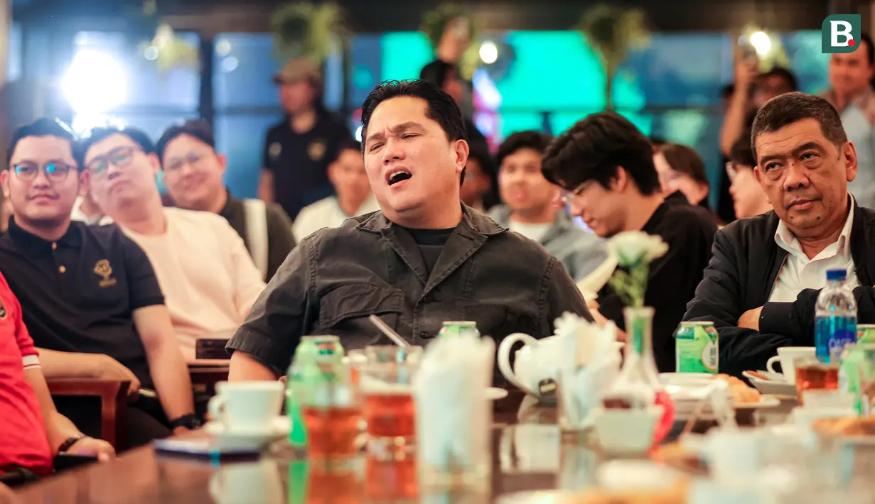 Reaksi kecewa ketua umum PSSI, Erick Thohir saat nonton bareng laga Grup D Piala Asia 2023 antara Timnas Indonesia melawan Irak di Senayan Avenue, Senayan, Jakarta, Senin (15/01/2024) malam WIB. (Bola.com/Bagaskara Lazuardi)