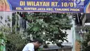 Aktivitas warga membersihkan lingkungan di Program Kampung Iklim (Proklim) RW 01, Sunter Jaya, Jakarta, Kamis (7/2). Kampung Iklim ini telah memenangkan kejuaraan Kampung Terbaik se-DKI Jakarta. (Merdeka.com/Iqbal S. Nugroho)