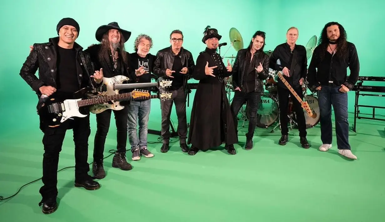 Dalam foto yang diunggah tampak Ahmad Dhani dan Andra Ramadhan berfoto bersama dengan musisi legenda dunia. Mereka adalah Simon Phillips, Ron 'Bumblefoot' Thal, Derek Sherinian, Dino Jelusić, Billy Sheehan dan Jeff Scott Soto. Banyak penggemar menyebut hasil kolaborasi tersebut akan menjadi 'Legend'. (Liputan6.com/IG/@officialdewa19)