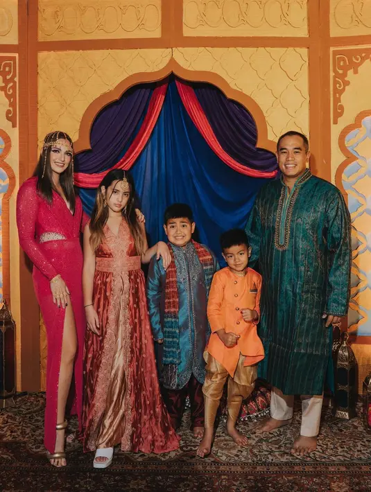 Pada April 2023 lalu, Nia Ramadhani menggelar pesta ulang tahun mengenakan outfit bertema Arabian Night yang glamor. [Instagram/ramadhaniabakrie]