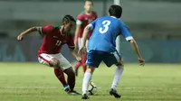 Pemain timnas Indonesia U-23, Febri Haryadi mencoba melewati pemain Uzbekistan pada laga PSSI Anniversary Cup 2018 di Stadion Pakansari, Bogor, (03/5/2018).  (Bola.com/Nick Hanoatubun)