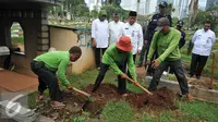 Pekerja membongkar makam fiktif di Tempat Pemakaman Umum (TPU) Menteng Pulo, Jakarta Selatan, Kamis (28/7). 4 makam di bongkar dari total terindikasi 14 makam fiktif yang ditemukan di TPU tersebut. (Liputan6.com/Gempur M Surya)