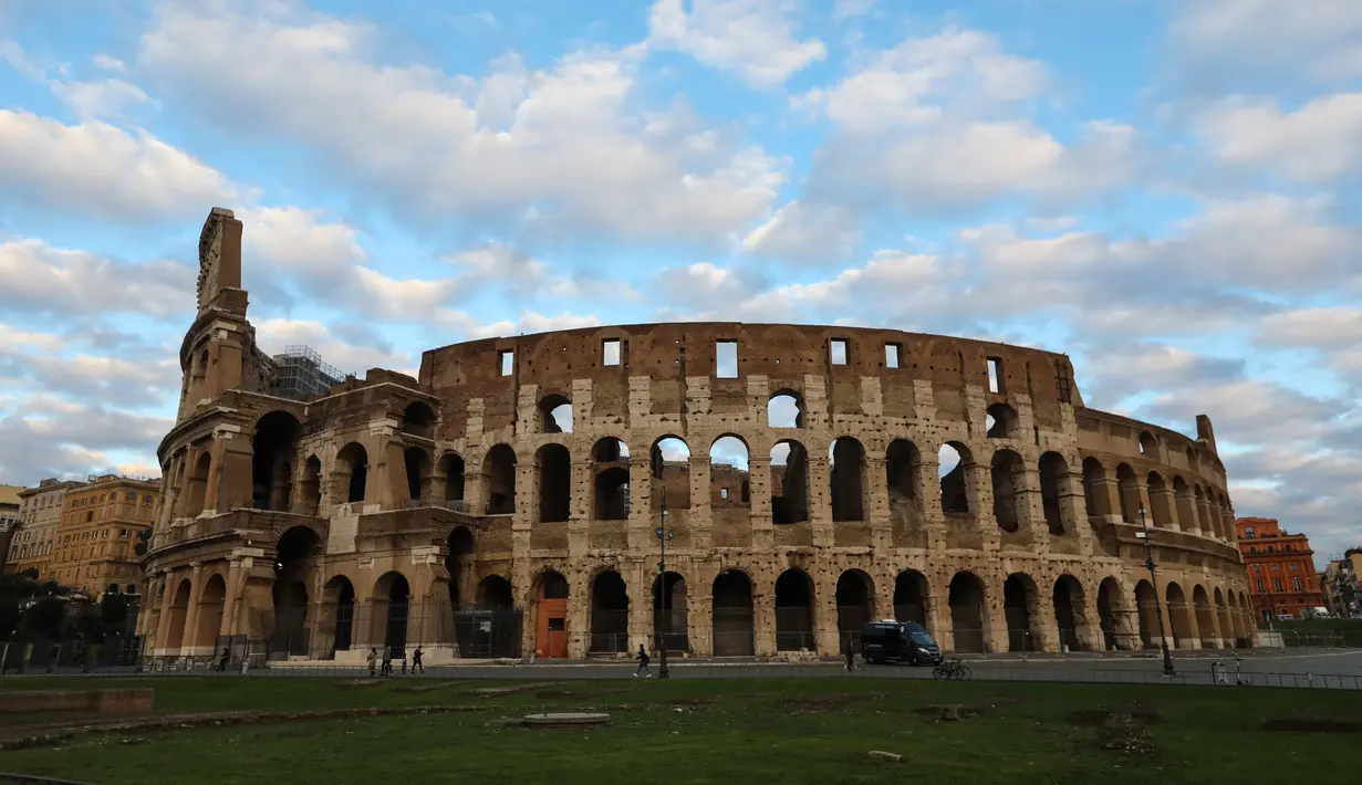 Beberapa wisatawan terlihat di Colosseum di Roma, Italia (4/11/2020). Perdana Menteri Italia Giuseppe Conte telah menandatangani dekret yang menetapkan jam malam berskala nasional mulai pukul 22.00 sampai 05.00 setelah jumlah kasus coronavirus terus melonjak di negara itu. (Xinhua/Cheng Tingting)