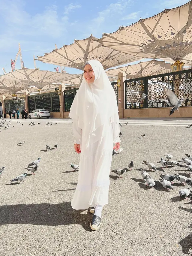 7 Potret Prilly Latuconsina saat Jalani Ibadah Umroh, Penampilan Berhijab Curi perhatian