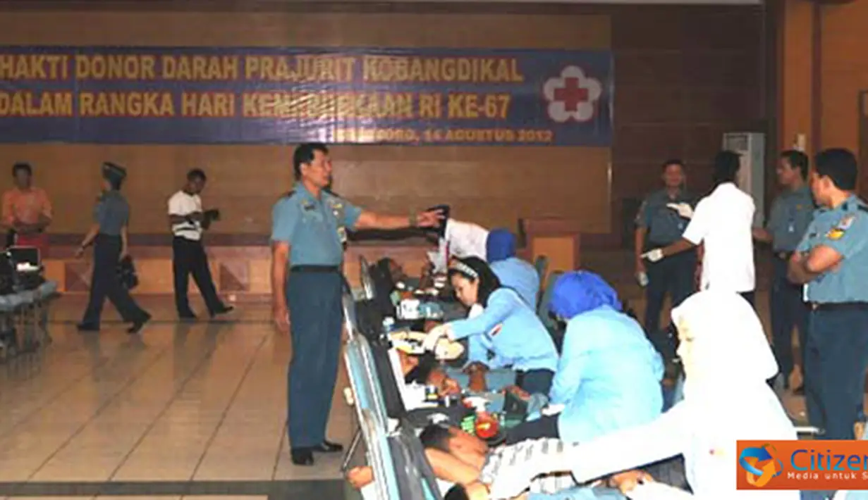 Citizen6, Surabaya: Kegiatan donor darah tersebut diselenggarakan atas kerja sama Kobangdikal dengan PMI Cabang  Surabaya, Cabang Gresik dan Rotary Club Surabaya dalam mengantisipasi minimnya stok darah. (Pengirim: Penkobangdikal).