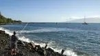 Seorang pria memancing dipinggir pantai di Lahaina, Maui, Hawaii, Rabu (30/7/2015) . Maui adalah pulau terbesar kedua di Hawai yang memiliki pemandangan menakjubkan. (REUTERS/Marco Garcia)