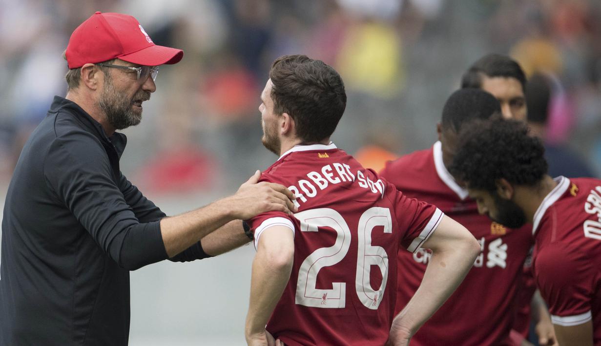 Manajer Liverpool, Juergen Klopp, memberikan instruksi kepada Andrew Robertson pada laga persahabatan melawan Hertha BSC di Stadion Olympia, Berlin, Sabtu (29/7/2017). Hertha kalah 0-3 dari Liverpool. (AP/Soeren Stache)