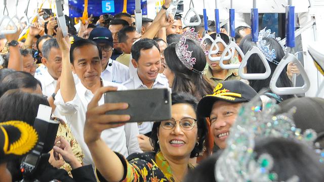 Jokowi Ajak Menteri Kabinet Kerja Jajal MRT