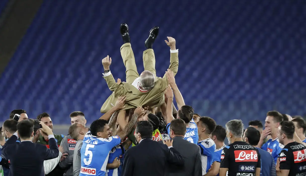 Para pemain Napoli mengangkat presiden mereka Aurelio De Laurentiis setelah mengalahkan Juventus pada final Coppa Italia di Olympic Stadium, Roma, Italia, Rabu (17/6/2020). Napoli menjadi juara Coppa Italia 2019-2020 setelah mengalahkan Juventus lewat drama adu penalti. (AP Photo/Andrew Medichini)