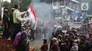 Sempat terjadi dorong-dorongan antara mahasiswa dan petugas keamanan. (Liputan6.com/Herman Zakharia)