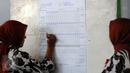 Petugas KPPS mencatat hasil perolehan surat suara Pilkada DKI Jakarta di TPS 027 Kebagusan, Jakarta, Rabu (15/2). Ahok-Djarot unggul dengan 254 suara sementara Anies-Sandi 207 serta AHY-Sylvi 85. (Liputan6.com/Helmi Fithriansyah)