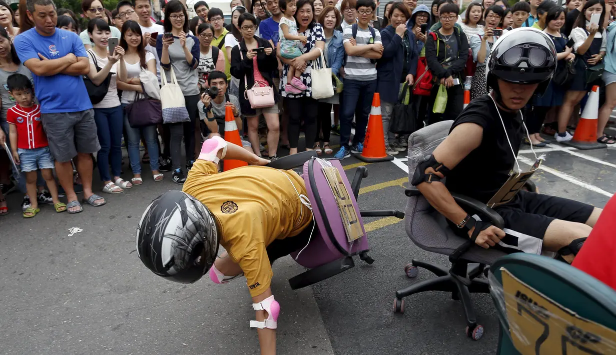 Seorang peserta balapan kursi kantor terjatuh ketika ambil bagian dalam kompetisi ISU-1 Grand Prix di Tainan, Taiwan Selatan, Minggu (24/4/2016).  (REUTERS/Tyrone Siu)