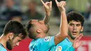 Pemain Barcelona, Paco Alcacer merayakan gol ke gawang Real Murcia pada leg pertama 32 besar Piala Raja di stadion Nuevo Condomina, Rabu (25/10). Tanpa Lionel Messi dan Luis Suarez, Barcelona menggasak tuan rumah, 3-0. (AP/Ferran Viros)