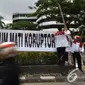 Para aktivis memasang sebuah spanduk di dekat gedung KPK saat memperingati Hari Anti Korupsi Sedunia, Jakarta, Selasa (9/12/2014). (Liputan6.com/Miftahul Hayat)