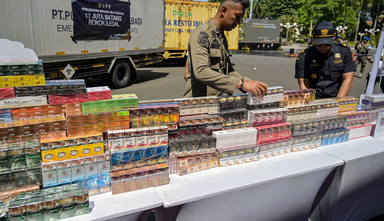 Seremoni pemusnahan dipimpin langsung Wali Kota Surabaya, Eri Cahyadi. (JUNI KRISWANTO/AFP)