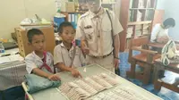 Dua orang bocah di Thailand secara jujur mengembalikan uang sebesar Rp 37 juta yang tak sengaja mereka temukan.
