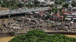 Foto udara menunjukkan rumah-rumah yang rusak akibat terjangan Topan Kalmaegi di Talisay, Provinsi Cebu, Filipina, pada Rabu 5 November 2025. Sebagian besar korban tewas akibat banjir besar yang menyapu permukiman, menyeret puluhan kendaraan, dan memaksa warga berlindung di atap rumah mereka. (Jam STA ROSA/AFP)