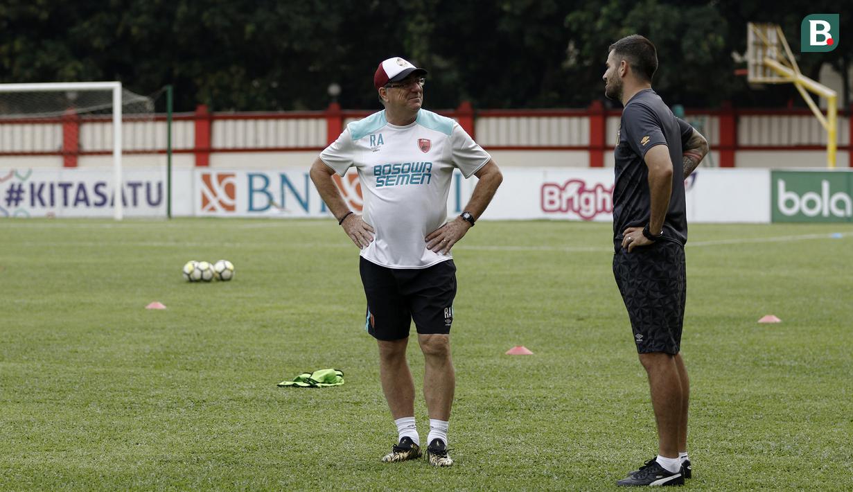 Pelatih PSM Makassar, Rene Alberts, berdiskusi dengan pelatih Bhayangkara FC, Simon McMenemy, saat bertemu di Stadion PTIK, Jakarta, Minggu (2/12). Keduanya akan bertemu pada pekan ke-33 Liga 1. (Bola.com/Vitalis Yogi Trisna)