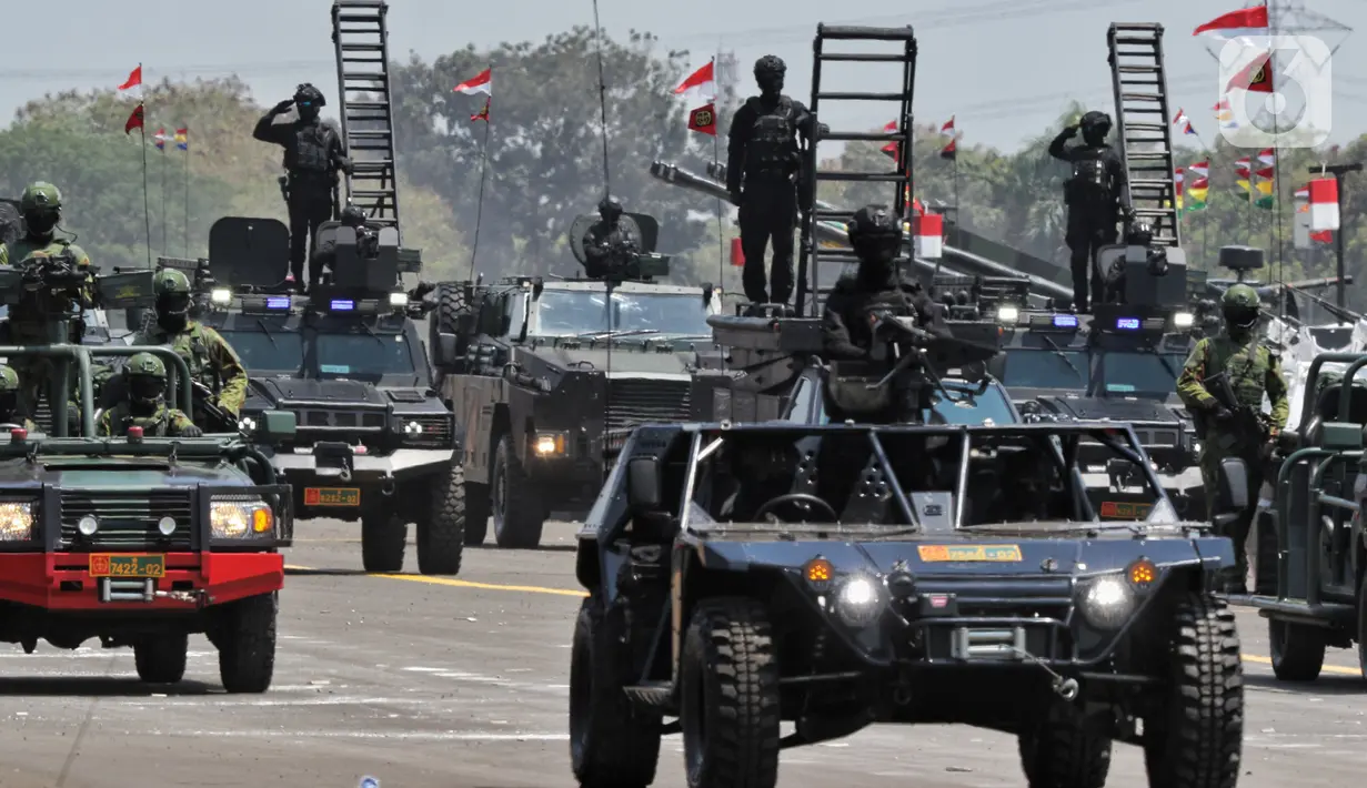 Prajurit TNI menaiki sejumlah kendaraan tempur saat parade alutsista pada perayaan HUT ke-74 TNI di Lanud Halim Perdanakusuma, Jakarta Timur, Sabtu (5/10/2019). TNI memamerkan berbagai jenis alutsista pada perayaan HUT ke-74. (Liputan6.com/JohanTallo)