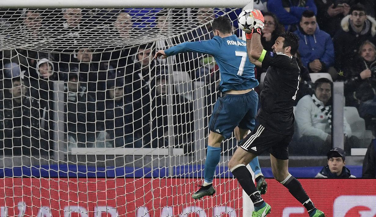 Duel kiper Juventus, Gianluigi Buffon (kanan) dan pemain Real Madrid, Cristiano Ronaldo pada leg pertama Liga Champions di Allianz Stadium, Turin, (3/4/2018). Ronaldo mencetak dua gol ke gawang Juventus. (AFP/Javier Soriano)