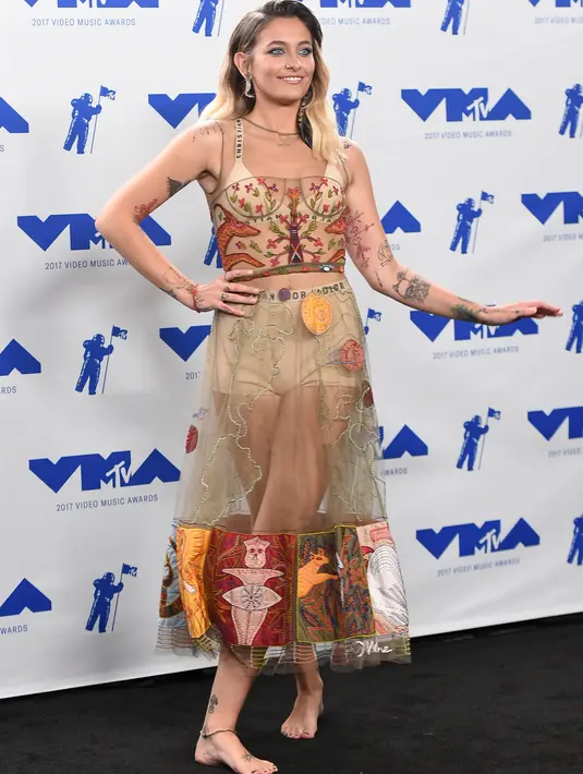 Paris Jackson berpose setibanya pada ajang MTV Video Music Awards (VMA) 2017 di Inglewood, California, Minggu (27/8). Putri mendiang Michael Jackson itu tampil cantik dalam balutan gaun transparan Christian Dior Resort. (Jordan Strauss/Invision/AP)