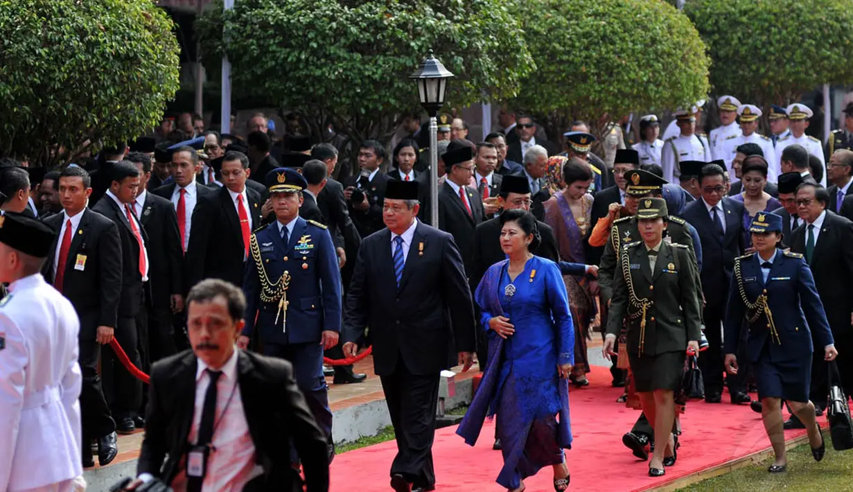 Presiden SBY beserta istri, Ani Yudhoyono, saat masuk ke kompleks upacara peringatan Hari Kesaktian Pancasila di Monumen Lubang Buaya, Jakarta, (1/10/14). (Liputan6.com/Johan Tallo)