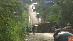 Truk Sawit Terguling