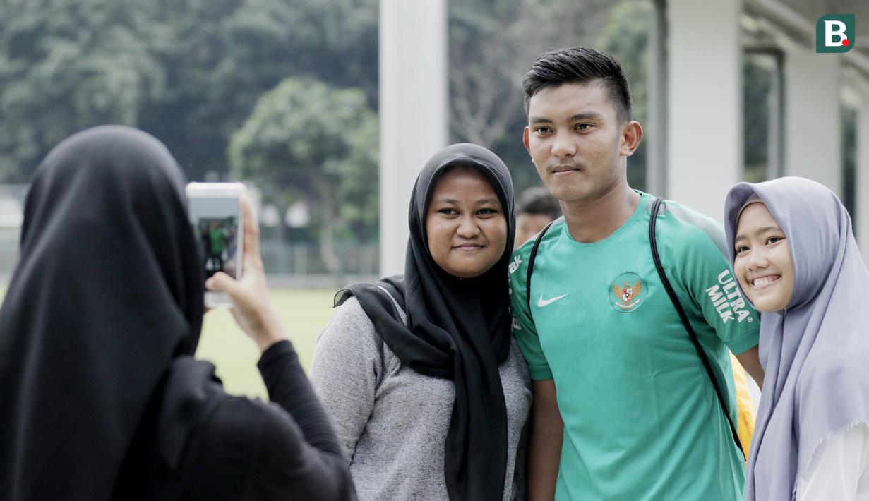 Striker Timnas Indonesia, M. Rafli Mursalim, foto bersama fans usai latihan di Lapangan ABC Senayan, Jakarta, Kamis (22/2/2018). Latihan ini dilakukan untuk persiapan Piala AFF U-18 2018 dan Piala Asia U-19 2018. (Bola.com/M Iqbal Ichsan)