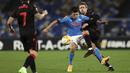Penyerang Napoli, Hirving Lozano (kedua kaan) memperebutkan bola saat melawan Real Sociedad pada matchday terakhir Grup F Liga Europa di Diego Armando Maradona, Jumat (11/12/2020) dini hari WIB. Napoli bermain imbang 1-1 melawan Real Sociedad. (Alessandro Garofalo/LaPresse via AP)