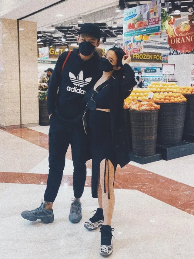 Tetap Tampil Gaya, Ini 6 Potret Baby Bump Stella Cornelia yang Menawan