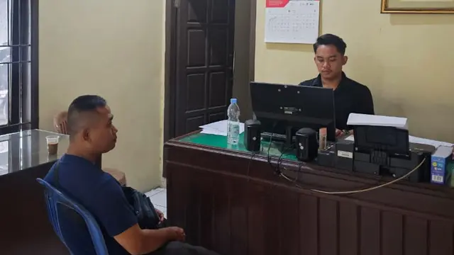 Apriyana, seorang satpam di Perumahan Taman Genting Puri Sukabumi saat menjalani pemeriksaan di Polsek Baros. (Liputan6.com/Istimewa).