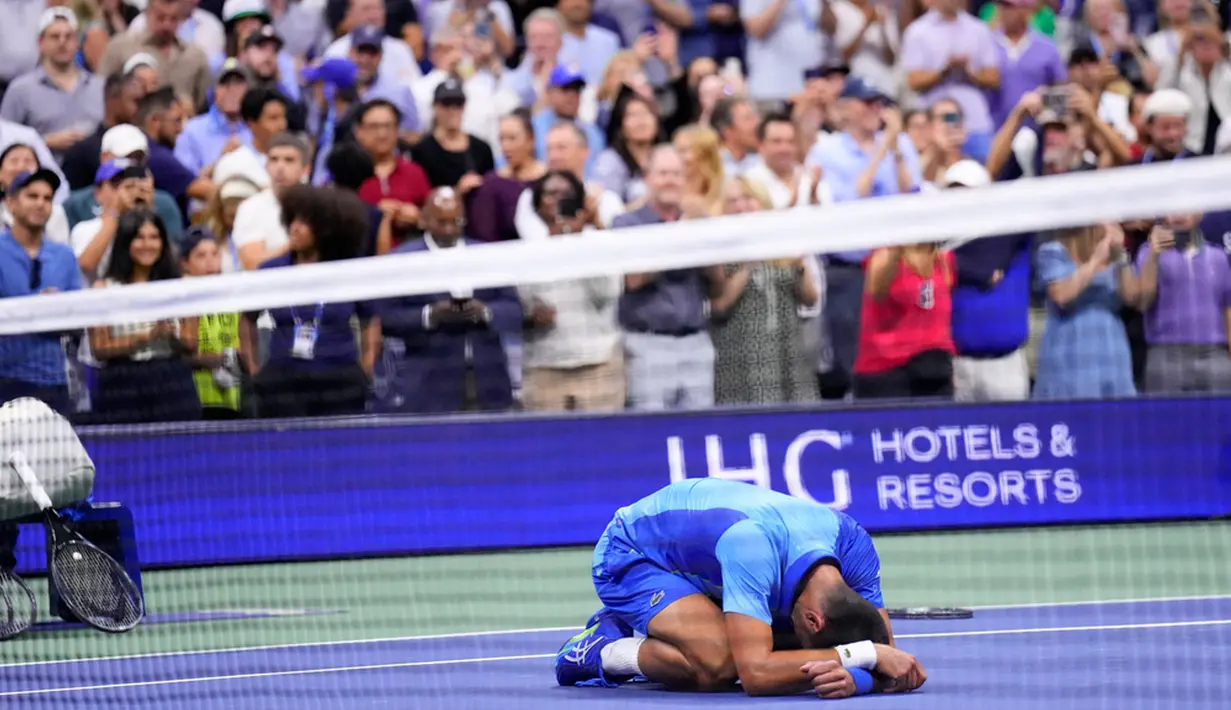 Pada set pertama, Djokovic dengan cepat unggul 3-0 setelah pukulan ace tidak mampu dikembalikkan Medvedev. Sempat kehilangan satu angka, Djokovic menjauhkan keunggulan jadi 5-1 sebelum merebut set ini dengan 6-3 karena backhand lawannya out. (AP Photo/Manu Fernandez)