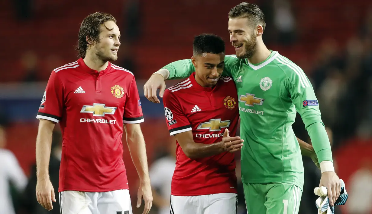 Para pemain Manchester United merayakan kemenangan atas Basel pada laga grup A Liga Champions di Old Trafford, Manchester, (12/9/2017). MU menang 3-0. (AP/Frank Augstein)