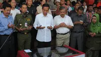 Jokowi didampingi Wali Kota Jakarta Utara, Heru Budi Hartono beserta Dirut PD Pasar Jaya, Djangga Lubis saat meresmikan Pasar Kelapa Gading, Jakarta, Senin (26/5/14). (Liputan6.com/Herman Zakharia)