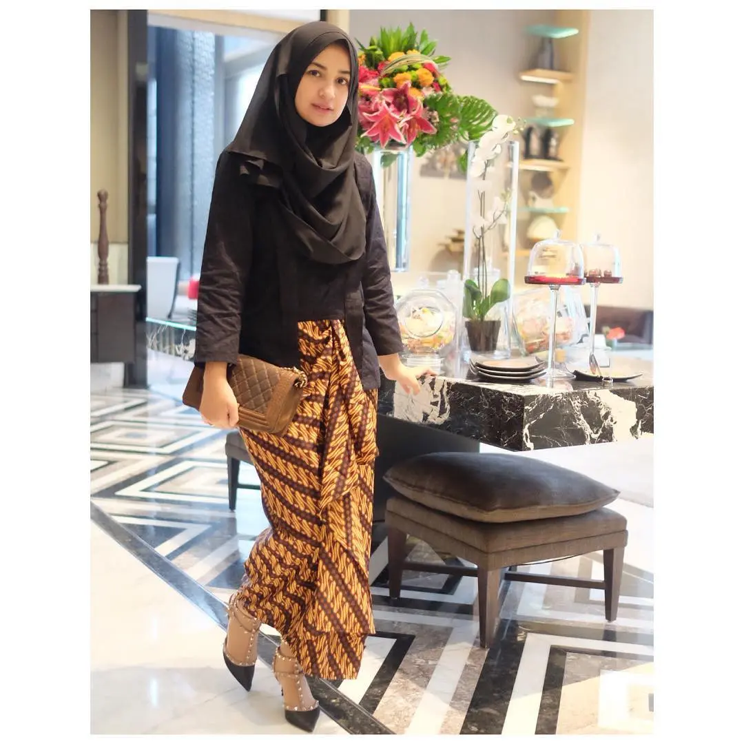 Untuk memberi kesan tradisional kamu bisa memakai kutu baru hitam dipadukan dengan kain batik motif geomteris warna coklat. (sumber foto: @shireensungkar/instagram)