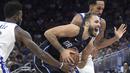 Pebasket Orlando Magic, Evan Fournier, berusaha melewati pebasket Golden State Warriors pada laga NBA di Stadion Amway Center, Sabtu (2/12/2017). Warriors menang 133-113 atas Magic. (AP/Phelan M. Ebenhack)