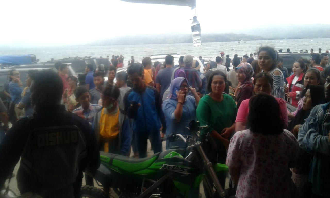 Masyarakat sekitar Danau Toba berkerumun memperhatikan proses evakuasi penumpang KM Sinar Bangun yang tenggelam di Danau Toba, Senin, 18 Juni 2018. (dok. BNPB/Reza Efendi)