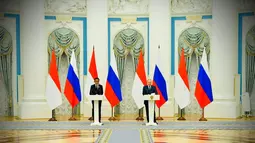 Presiden Joko Widodo (kiri) bersama Presiden Rusia Vladimir Putin menyampaikan pernyataan bersama di Istana Kremlin, Moskow, Rusia, Kamis (30/6/2022). Kehadiran Jokowi disambut senyum ramah Putin. Keduanya pun kompak mengenakan setelan jas hitam. (FOTO: Biro Pers Sekretariat Presiden)