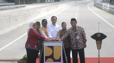 Presiden Joko Widodo (ketiga kanan) menekan tombol saat peresmian ruas  Tol Sragen-Ngawi di kilometer 538 jalan tol Solo-Ngawi, Jawa Tengah, Rabu (28/11). Tol Sragen-Ngawi ini merupakan bagian dari Jalan Tol Solo-Ngawi. (Liputan6.com/Angga Yuniar)