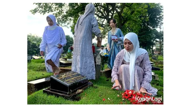 Masih Suasana Lebaran, Ini Potret 6 Artis Ziarah ke Makam Keluarga Tercinta