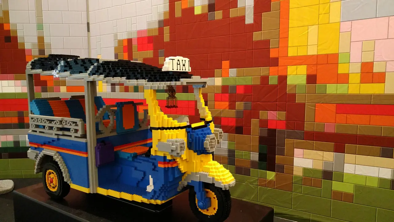 Bermain lego saat liburan