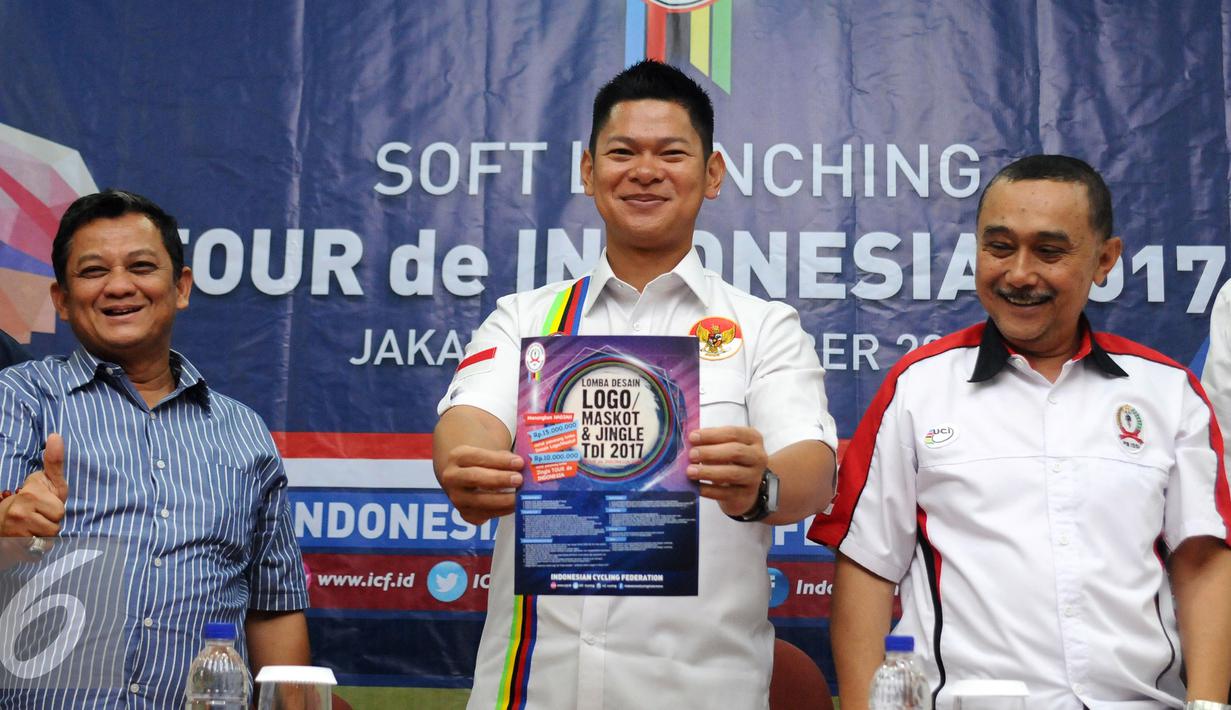 Ketua Umum PB ISSI, Raja Sapta Oktohari (tengah) menunjukkan pamplet lomba logo Tour de Indonesia 2017 saat soft launching di Jakarta, Selasa (8/11). Rencananya, lomba akan menempuh jarak dari Jakarta hingga Banyuwangi. (Liputan6.com/Helmi Fithriansyah)