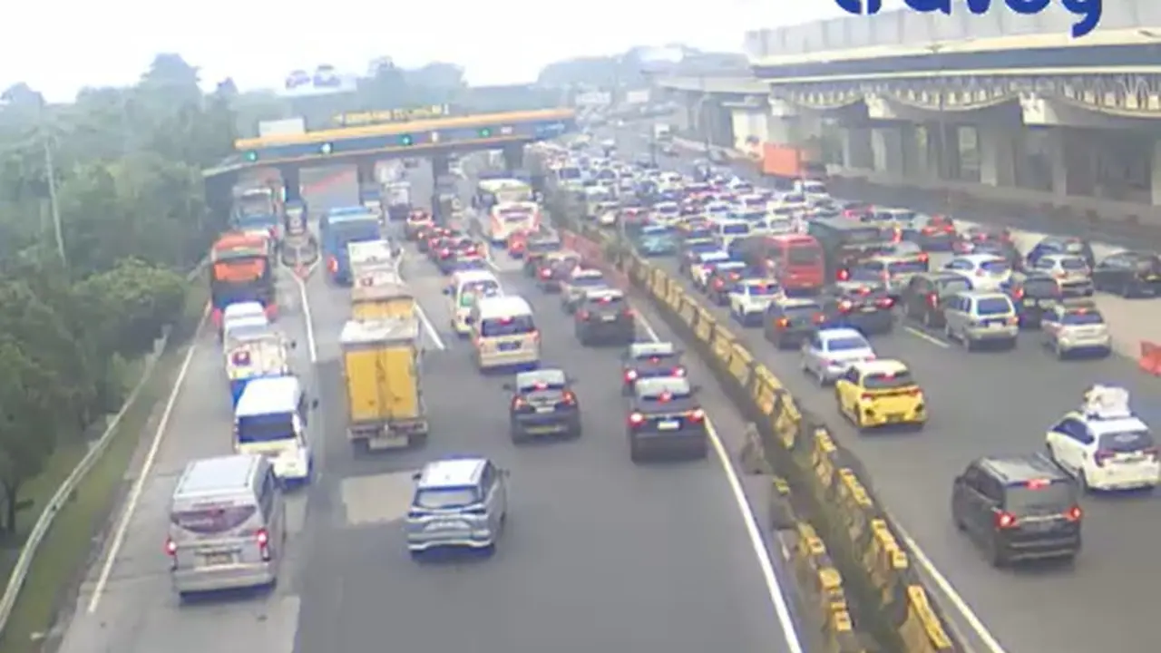 Situasi arus lalu lintas di Gerbang Tol Halim 2 terpantau padat. (@TMC Polda Metro Jaya)