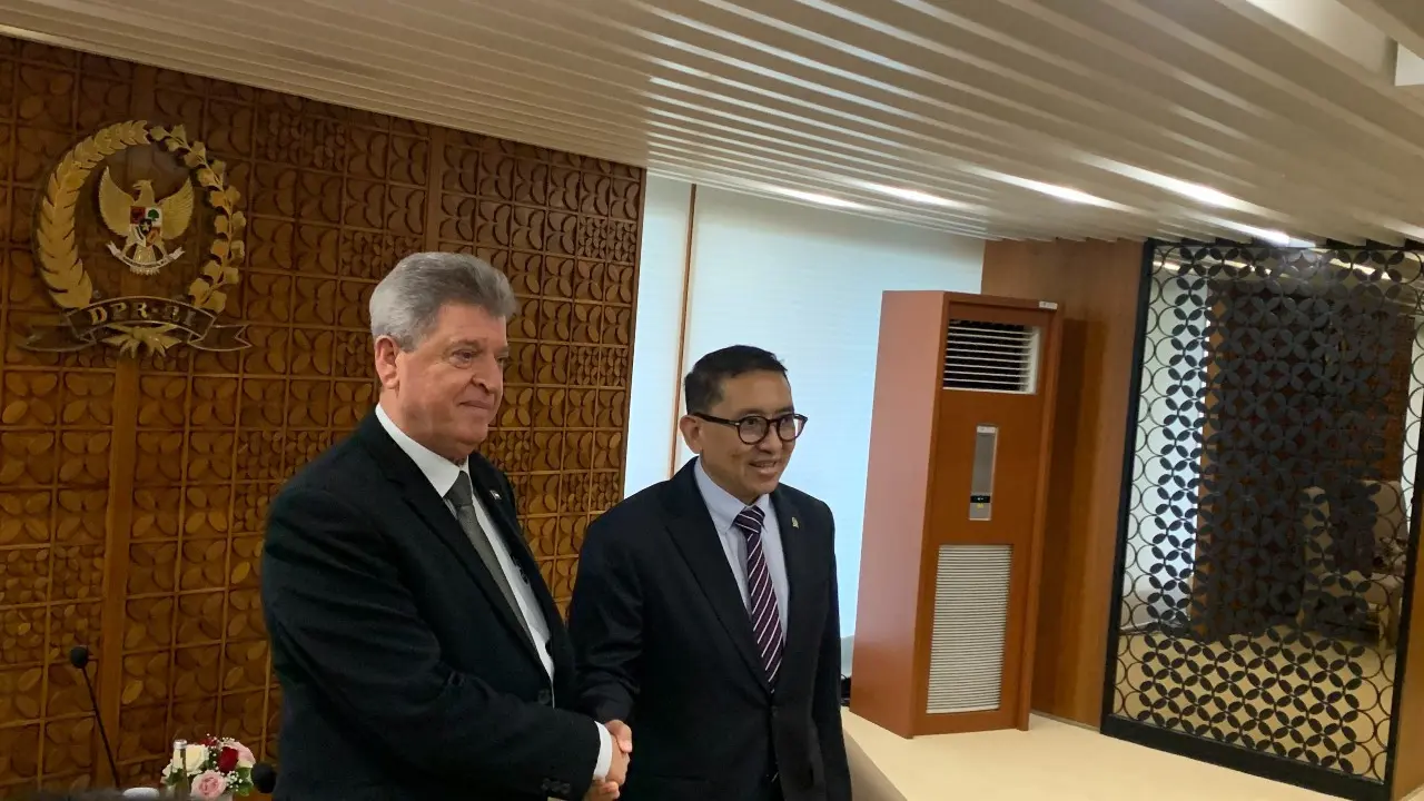 Ketua Badan Kerja Sama Antar Parlemen (BKSAP) DPR RI Fadli Zon, bertemu dengan Dubes Palestina untuk Indonesia, Zuhair Saleh Mahfud Al Shun di Kompleks Parlemen, Senayan, Selasa (10/10/2023).