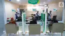 Customer Service melayani warga pada Hari Pelanggan Nasional di Kantor BPJAMSOSTEK Cabang Cikokol, Kota Tangerang Senin (06/9/2021). Mengusung tema Protecting and Empowering, BPJAMSOSTEK ingin membangun budaya pelayanan yang baik guna menciptakan loyalitas. (Liputan6.com/HO/BPJamsostek)