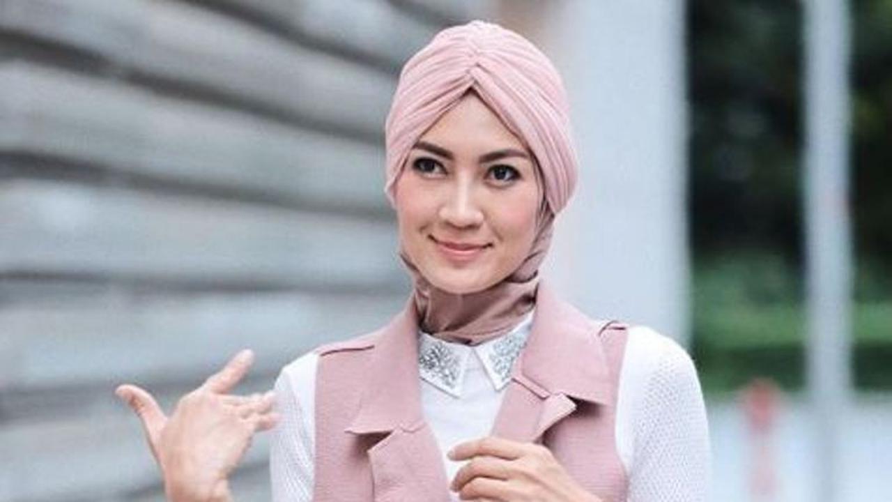 [Bintang] Beginilah Gaya Kekinian Steffy Burase, Model Cantik yang Dicekal KPK