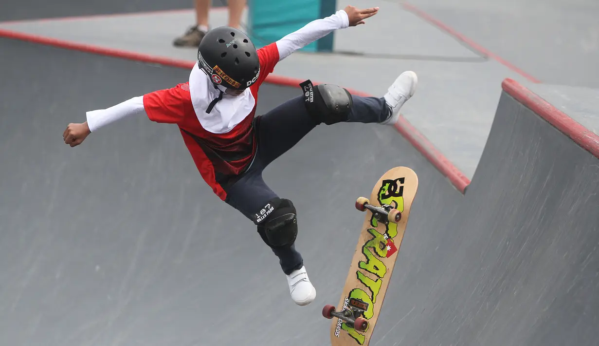 Skateboarder Indonesia Bunga Nyimas melakukan gerakan trik pada final taman putri Asian Games 2018 di arena roller sport Jakabaring, Palembang, Sumatera Selatan, Rabu (29/8). (ANTARA FOTO/INASGOC/Rahmad Suryadi/thv/18)