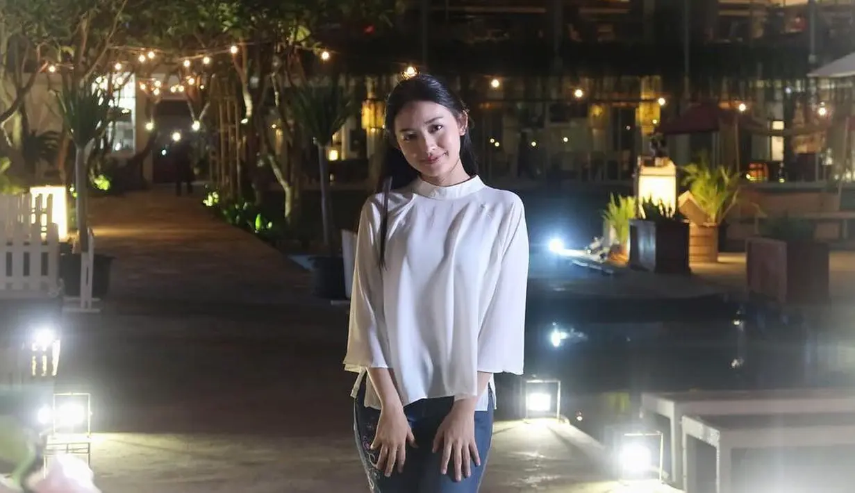 Tampilan sederhana Natasha Wilona ini membuatnya masuk ke dalam daftar wanita tercantik di dunia. Berada di urutan ke-36, ia mengalahkan Raisa, Chelsea Islan, Lily Collins, Selena Gomez, hingga Natalie Portman. (Instagram/natashawilona12)